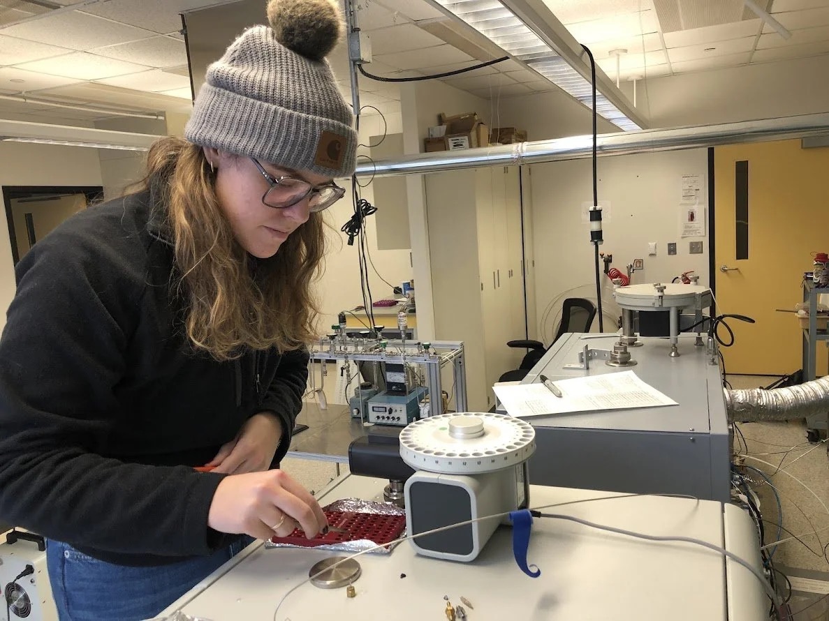 Isabelle Boyer preparing samples for H-isotopes by EA Isolink OH