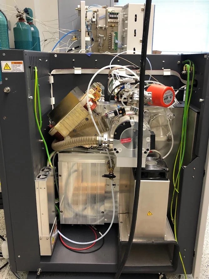 Analyzer of our Delta V Plus; CONFLO IV above the MS